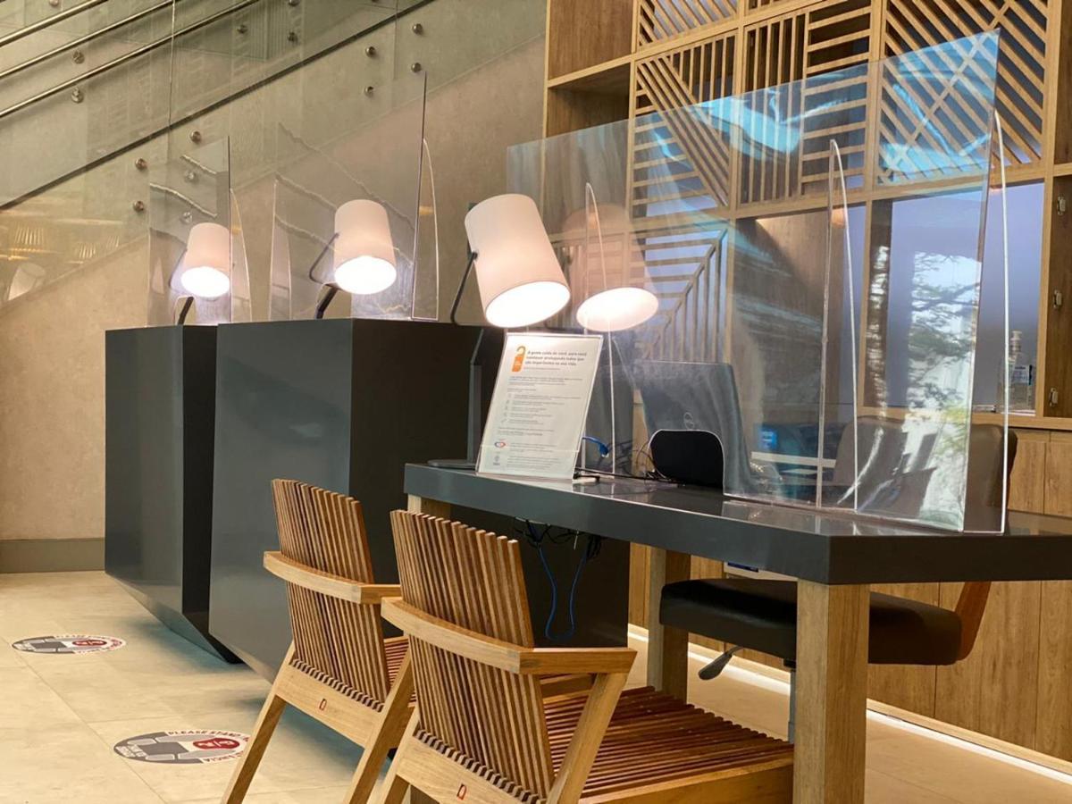 Radisson Oscar Freire Hotel เซาเปาโล ภายนอก รูปภาพ A plexiglass shield at a hotel reception desk