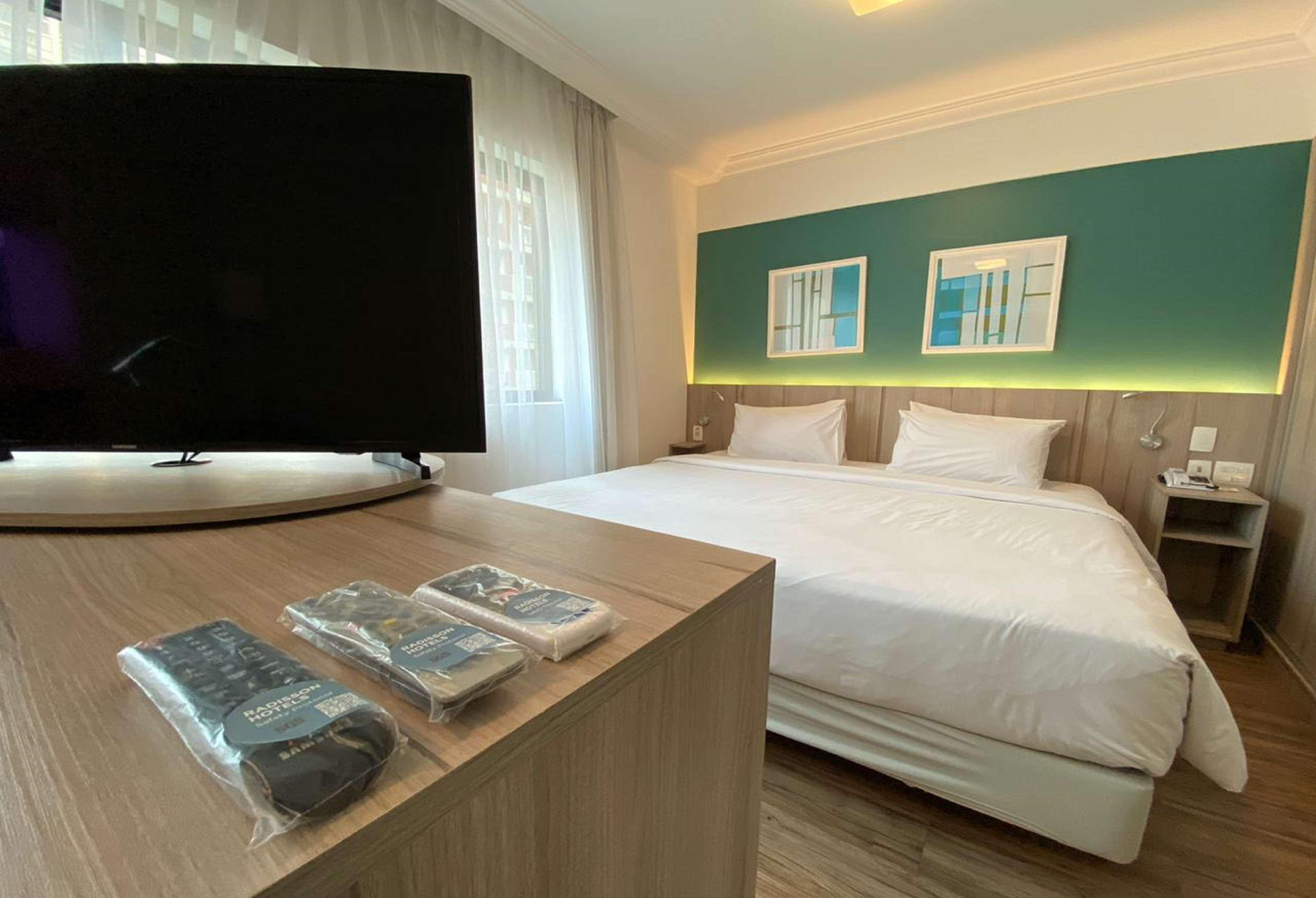 Radisson Oscar Freire Hotel เซาเปาโล ภายนอก รูปภาพ A room at the hotel