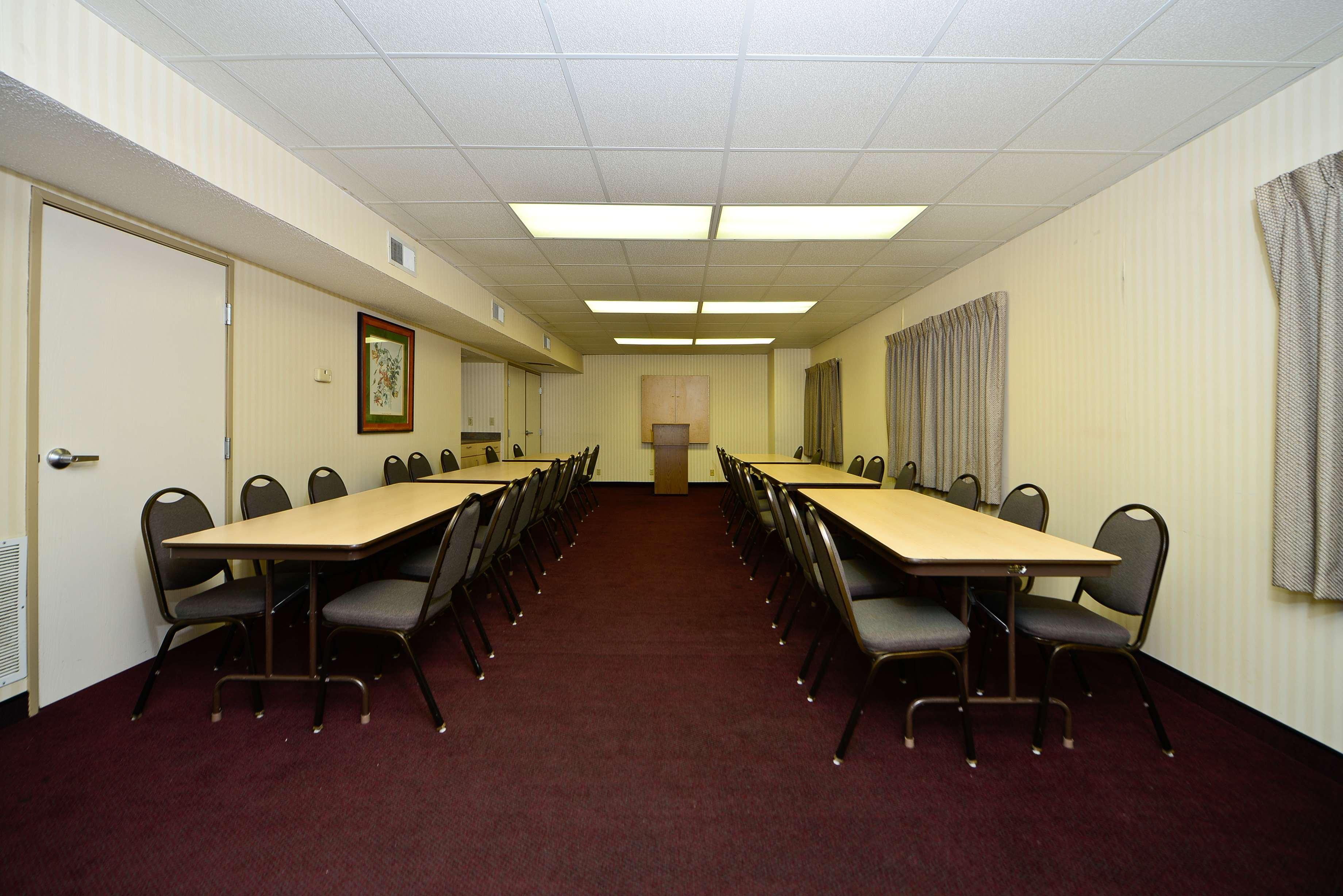 Radisson Oscar Freire Hotel เซาเปาโล ภายนอก รูปภาพ Meeting room at a typical extended stay hotel