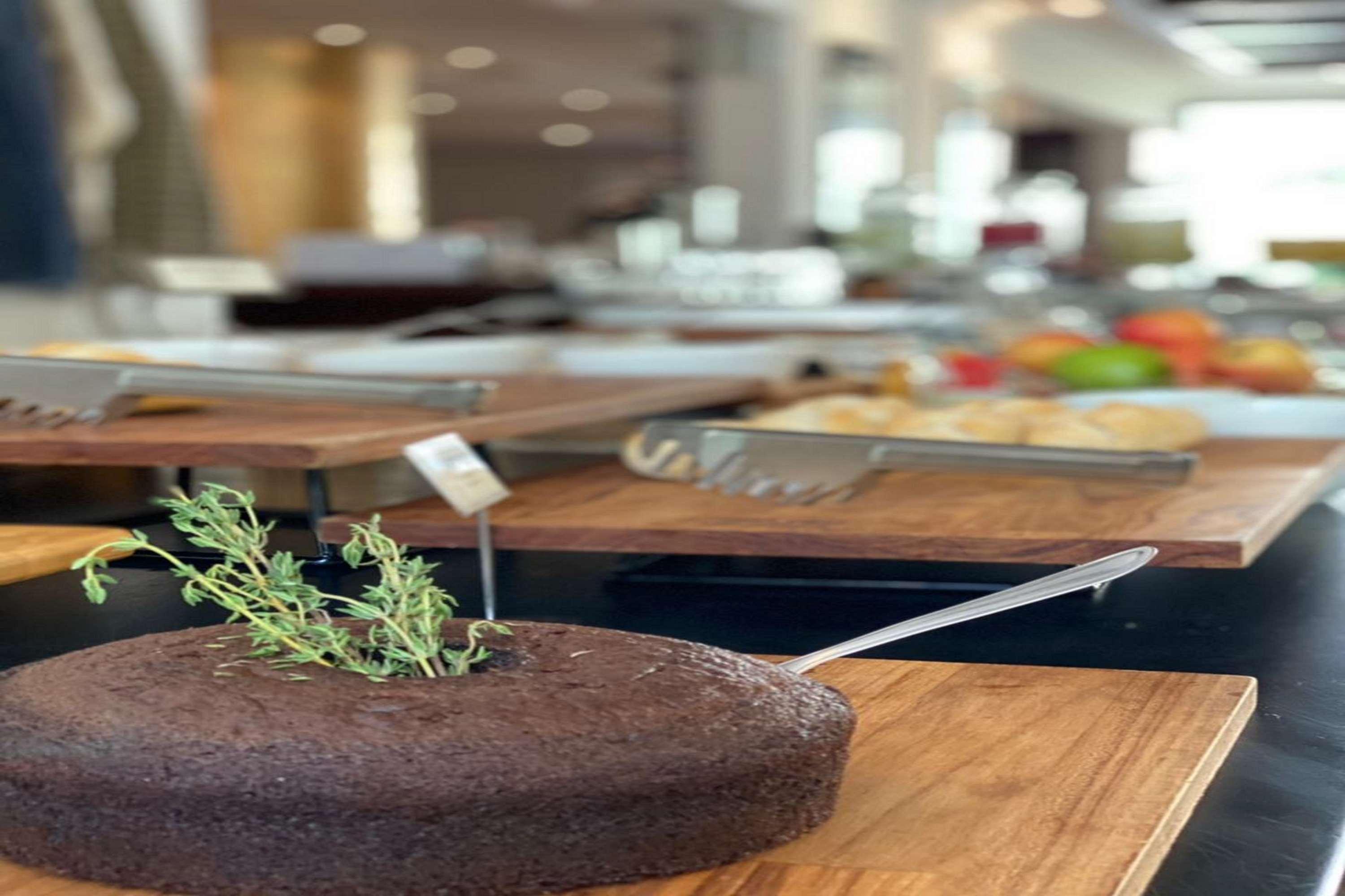 Radisson Oscar Freire Hotel เซาเปาโล ภายนอก รูปภาพ A chocolate cake