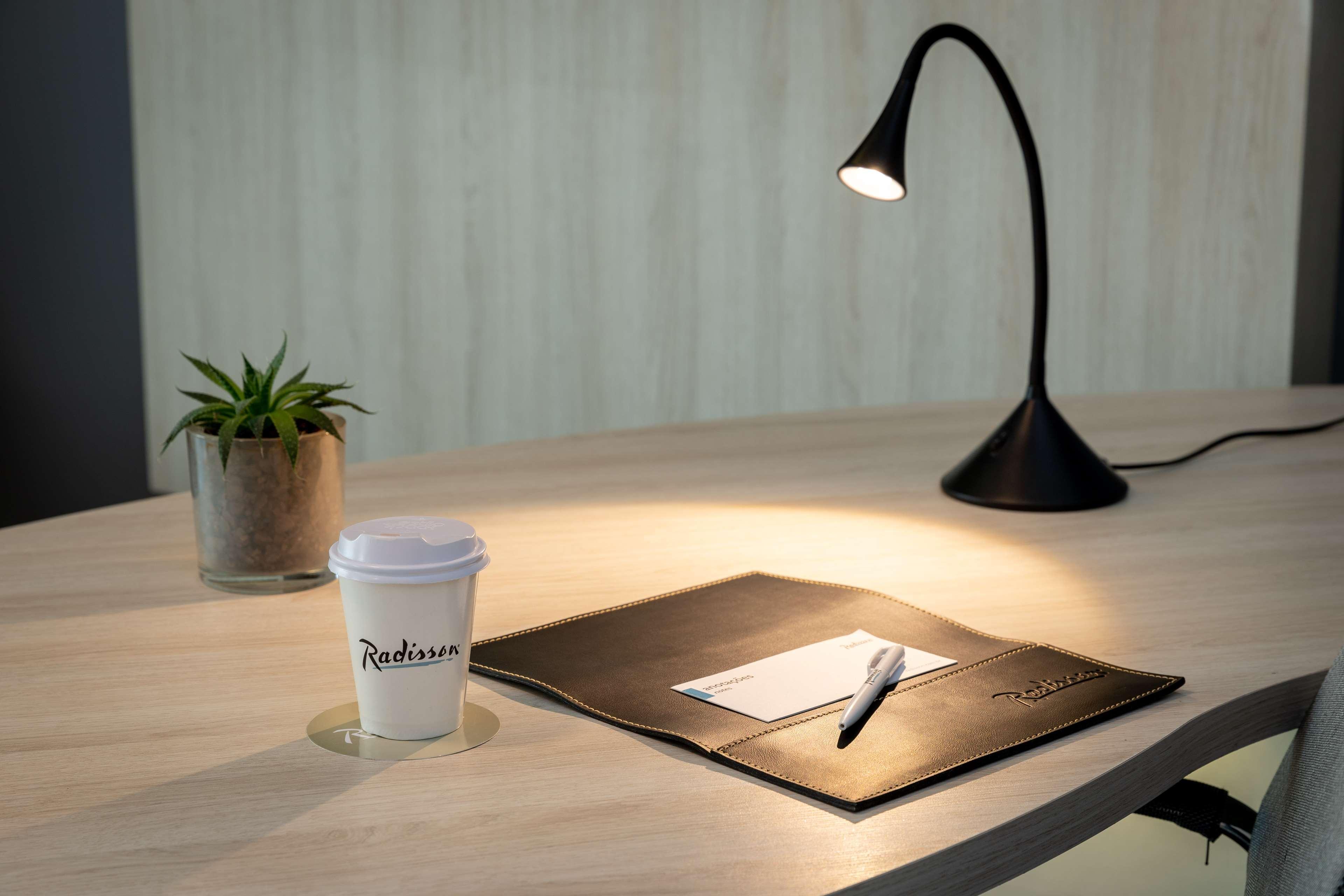 Radisson Oscar Freire Hotel เซาเปาโล ภายนอก รูปภาพ A desk lamp