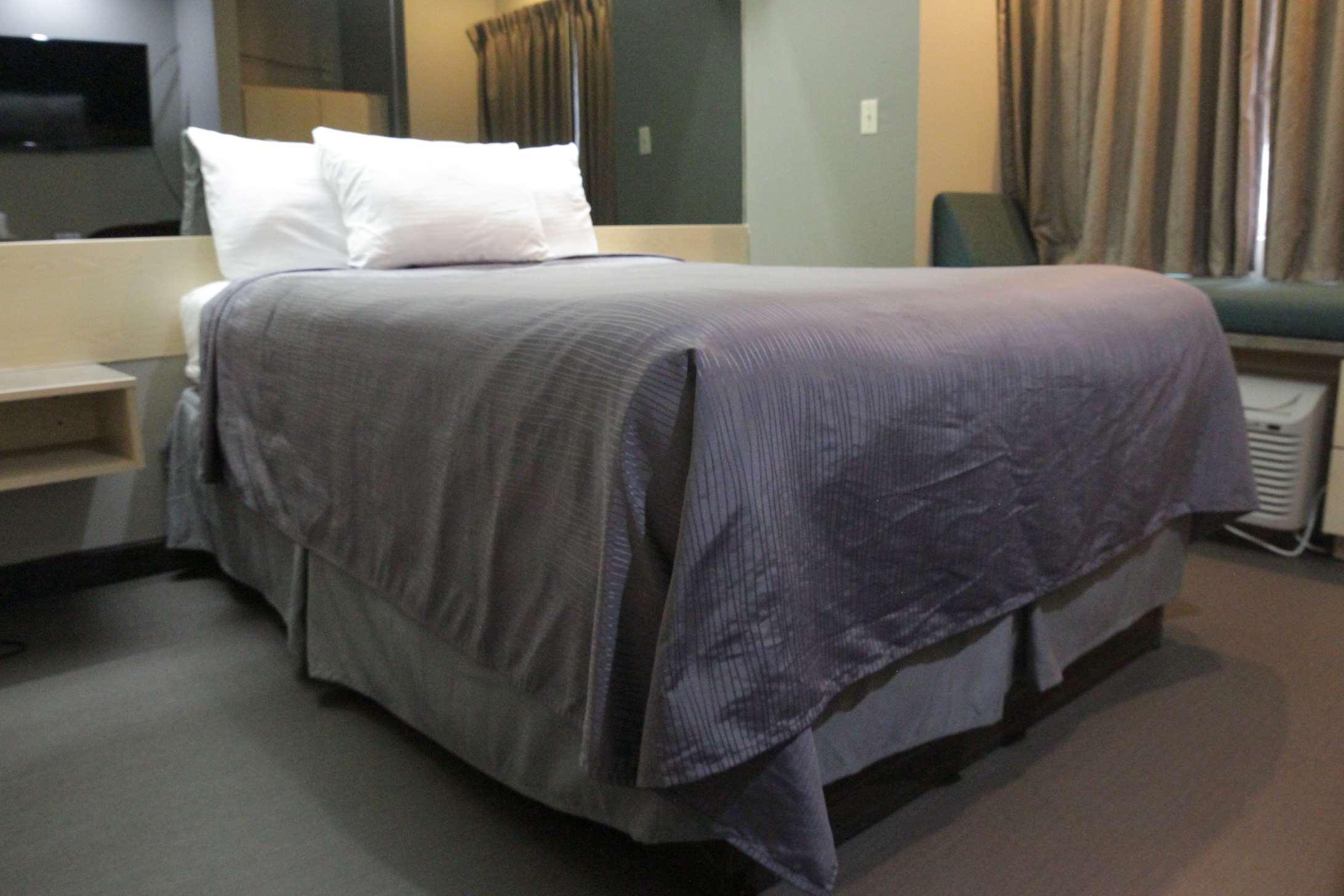 Radisson Oscar Freire Hotel เซาเปาโล ภายนอก รูปภาพ A bed with a bed skirt