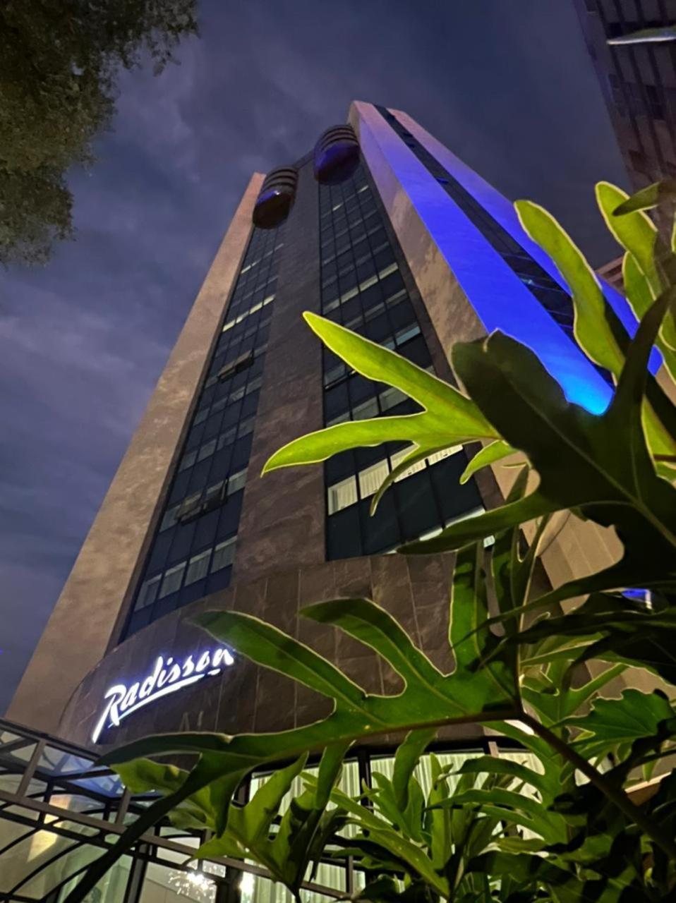 Radisson Oscar Freire Hotel เซาเปาโล ภายนอก รูปภาพ The building at night