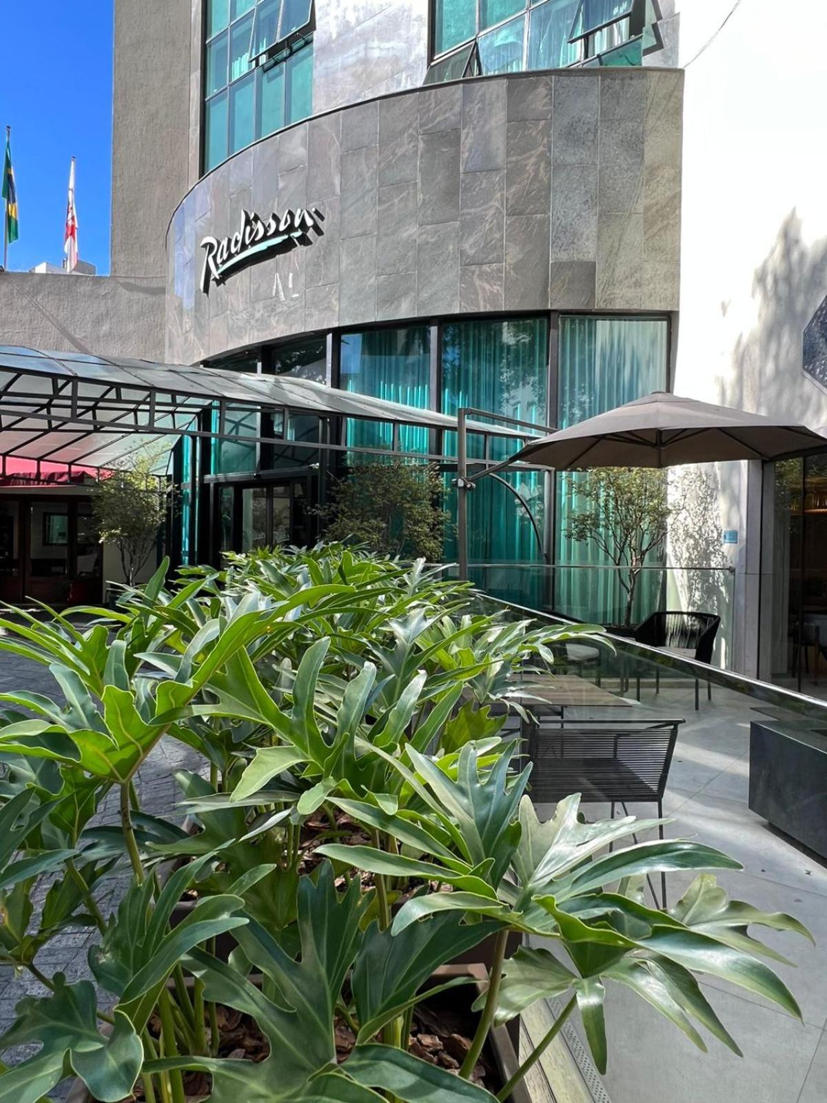 Radisson Oscar Freire Hotel เซาเปาโล ภายนอก รูปภาพ The patio at the new location