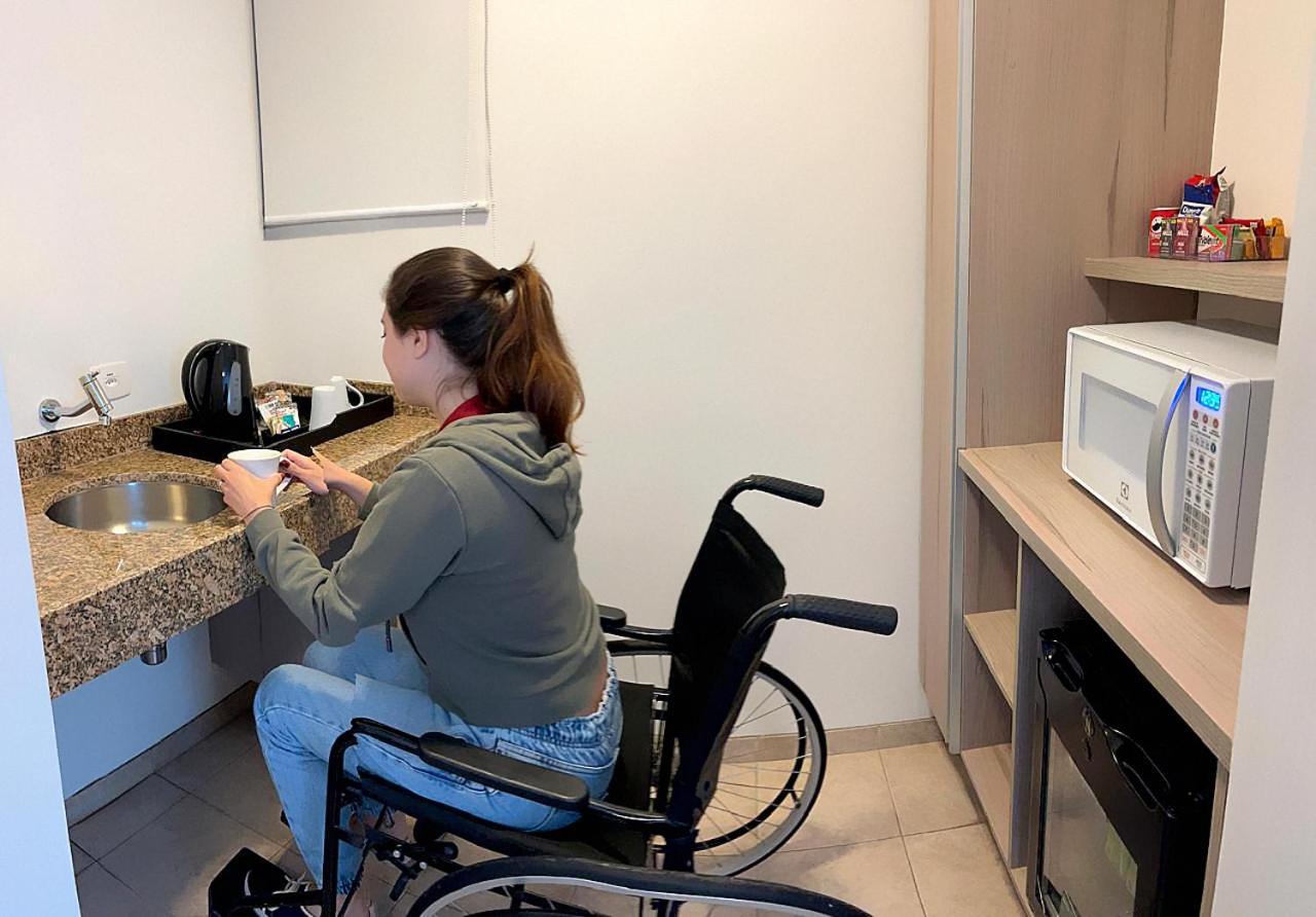 Radisson Oscar Freire Hotel เซาเปาโล ภายนอก รูปภาพ A disabled woman in a wheelchair using a microwave oven