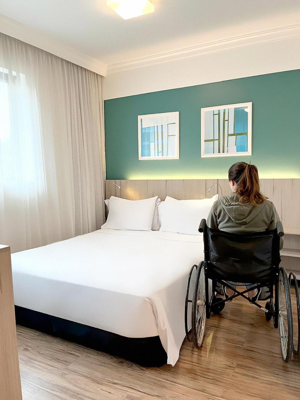 Radisson Oscar Freire Hotel เซาเปาโล ภายนอก รูปภาพ A disabled woman in a wheelchair in a hotel room