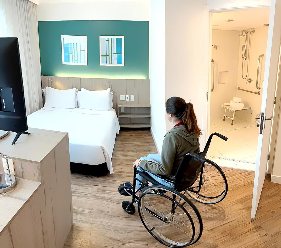 Radisson Oscar Freire Hotel เซาเปาโล ภายนอก รูปภาพ A disabled woman in a wheelchair in a hotel room