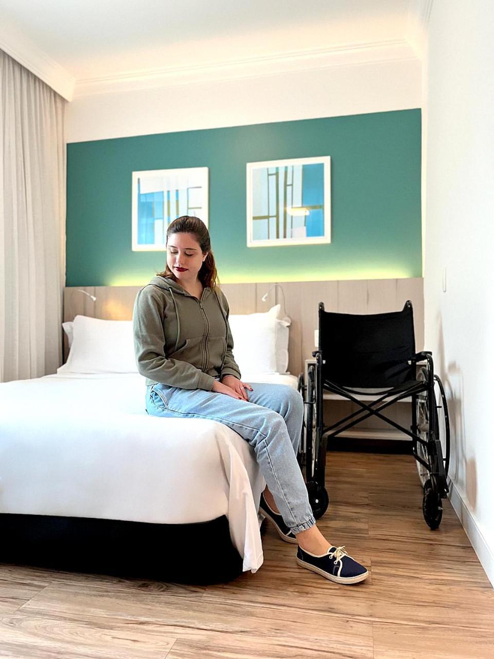 Radisson Oscar Freire Hotel เซาเปาโล ภายนอก รูปภาพ A disabled woman in a hotel room